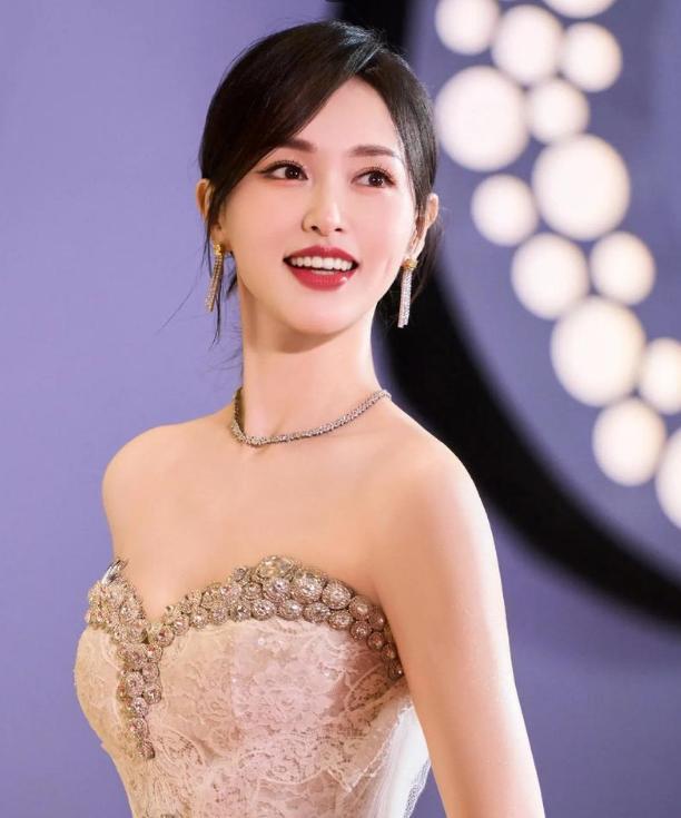 脸黑嘴大高圆圆露牙花王源疤痕遮不住j9九游会登录无滤镜大变样!赵露思(图2) 脸黑嘴大高圆圆露牙花王源疤痕遮不住j9九游会登录无滤镜大变样!赵露思(图2)